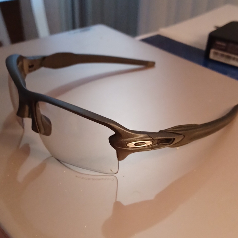 Oakley Flak 2.0 Photochromic Lens Sunglasses w Case NEW - Picture 2 of 6